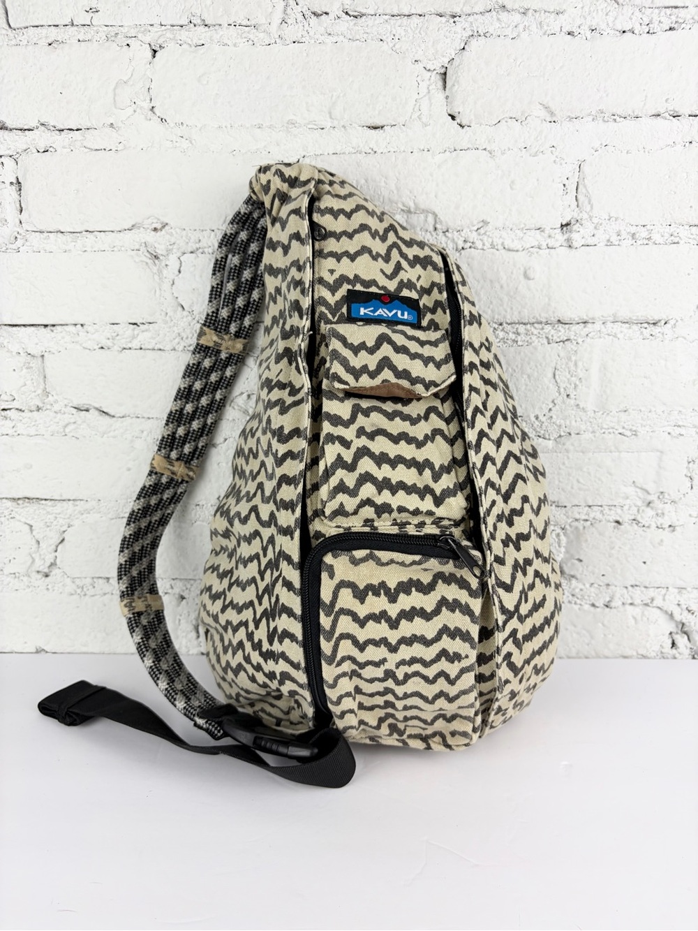 Kavu Cream Grey Squiggle Striped Natural Beats Sling Rope Backpack